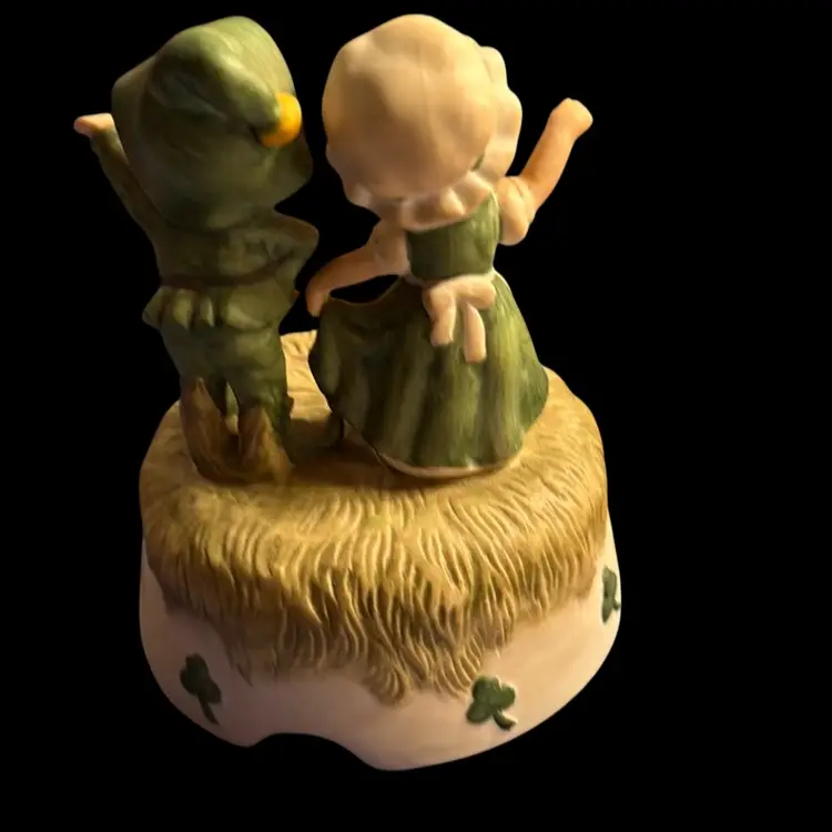 Lefton Ceramic Music Box With 2 Irish Folk