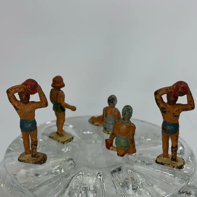 1940s Grey Iron Casting Company/Hubley “American Family At The Beach” Series Figures 1.5-2.5”