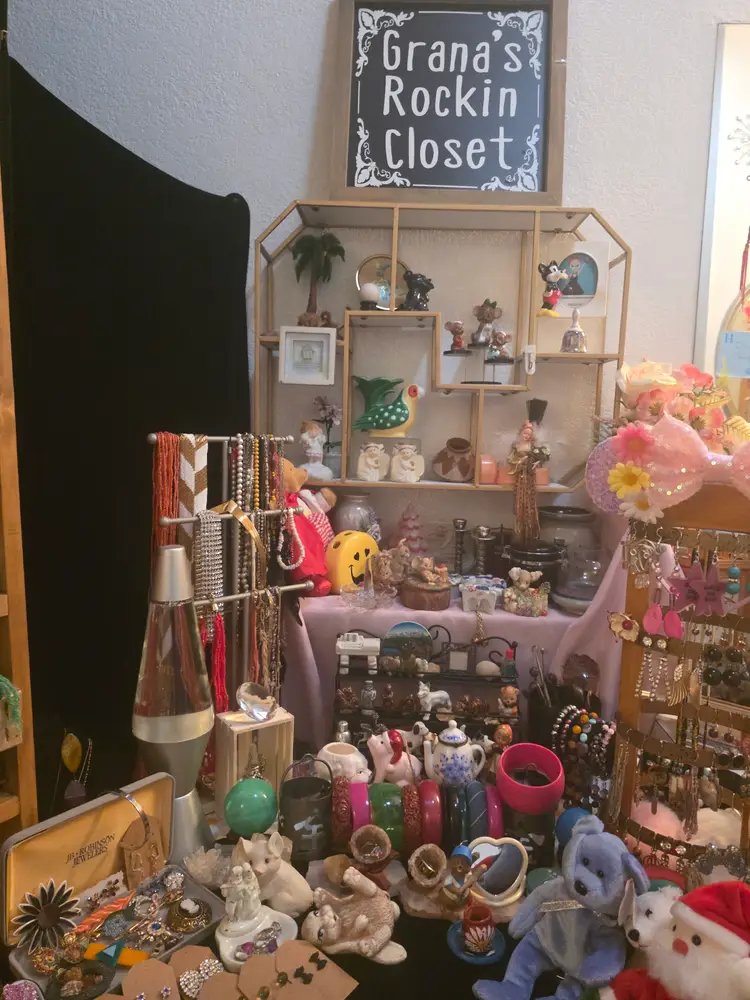 Come see what's in Granna's Closet today! $1, $2, $3, $5, and $8 starts