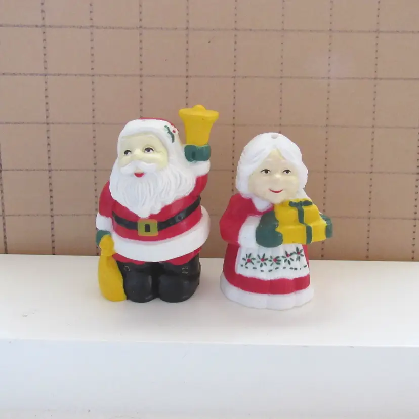 VTG Plastic Santa & Mrs Claus Salt & Pepper Shaker Set