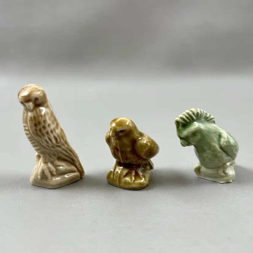 Lot Of 3 Wade Whimsies Figurines Red Rose Tea Birds Falcons Green Cockatoo Approximately 1.5-2"