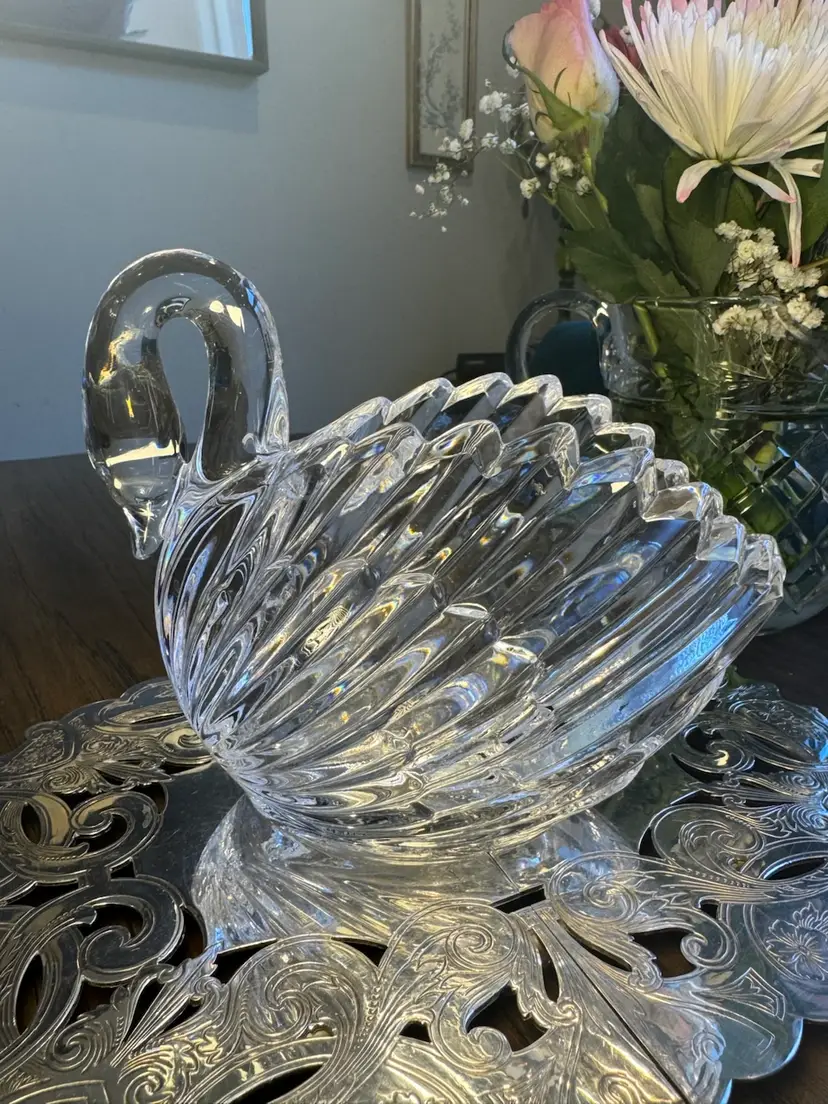 6x4x7β vintage Gloria Vanderbilt lead crystal swan bowl, West Germany for Teleflora