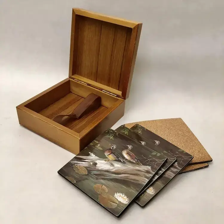 VTG R.O.C. Cork Backed Coasters (Note: Set of 5) w/ dedicated Wooden Box.
Wood Ducks in Nature, Resting Lakeside on a Fallen Log over a Lilly Pond.
Please read Description
(location:Box A9)