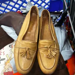 Yellowy Tan Vintage Mens Loafers Size 11