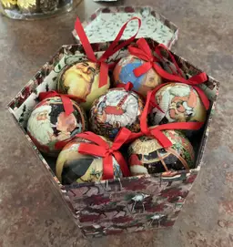 VINTAGE HEXAGON BOXED DECOUPAGE SANTA CHRISTMAS ORNAMENTS SET OF 14