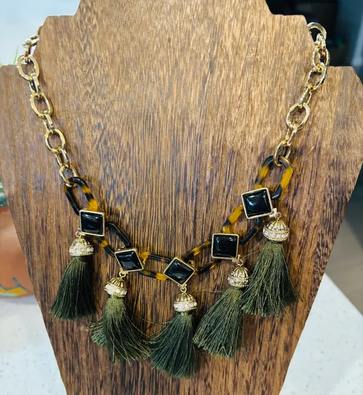 Lovely Gold Toned NRQ (associated With Avon) Necklace And Earrings Set