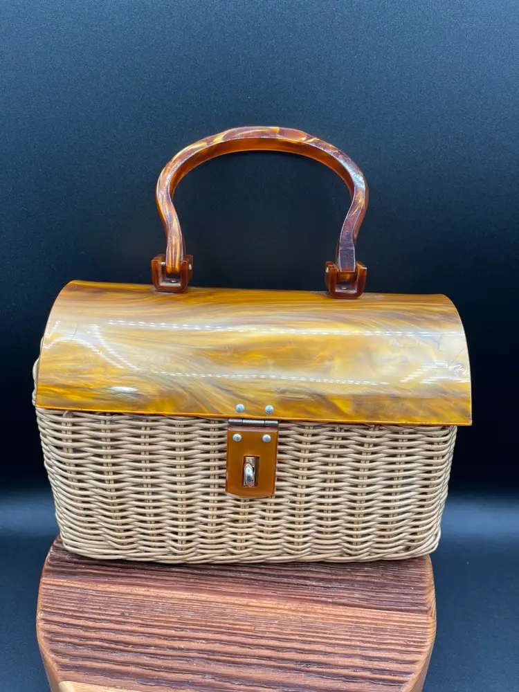 Vintage Italian Marcus Brothers Wicker Handbag with Butterscotch Lucite Curved Top and Handle 9”👜