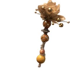 Beige flower topped planter stickpin