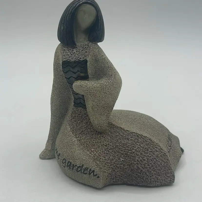 Art zone by Carson figurine sisters 4.75 inches tall