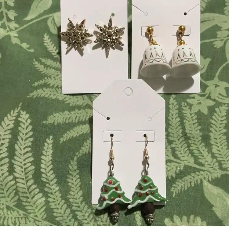 Lot Of Three Gorgeous Christmas / Holiday Pierced Earrings. Glass Artwork Christmas Trees Hook  Dangle Pierced Earrings , White Goldtone Avon Porcelain Bell Dangl Pierced Earrings , Goldtone Star 🌟 Pierced Earrings.