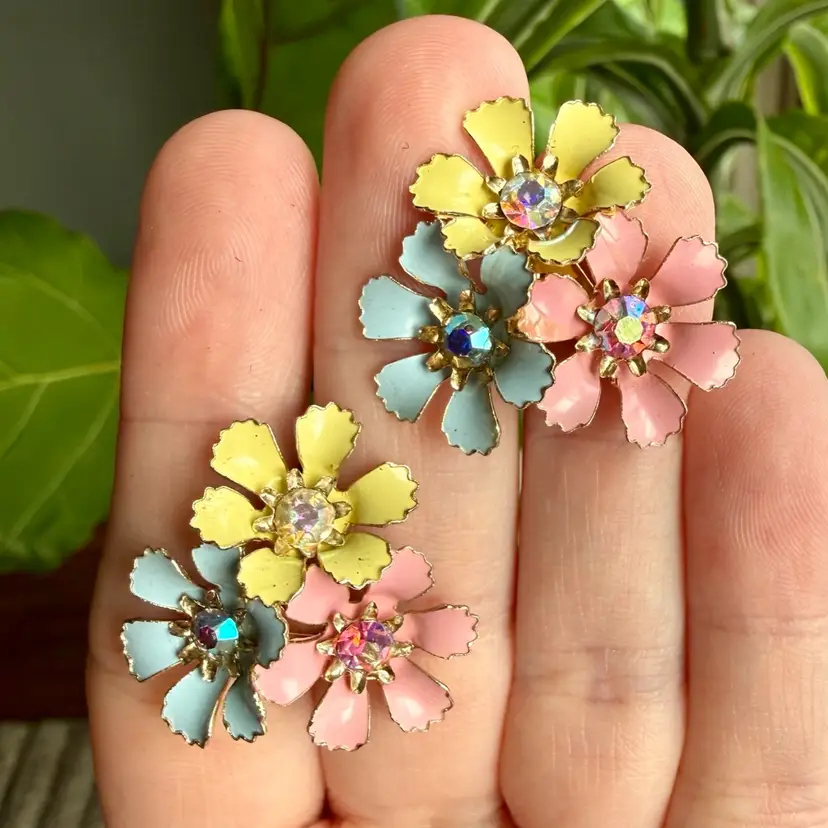 Vintage MCM Flower Cluster Enamel Screw Back Earrings | Gold Tone Pastel