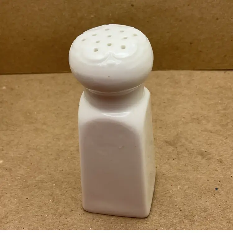 POW3 VTG White Ceramic Salt Shaker with Decorative Top AS IS READ Great for Hat Pins! 3.25”
