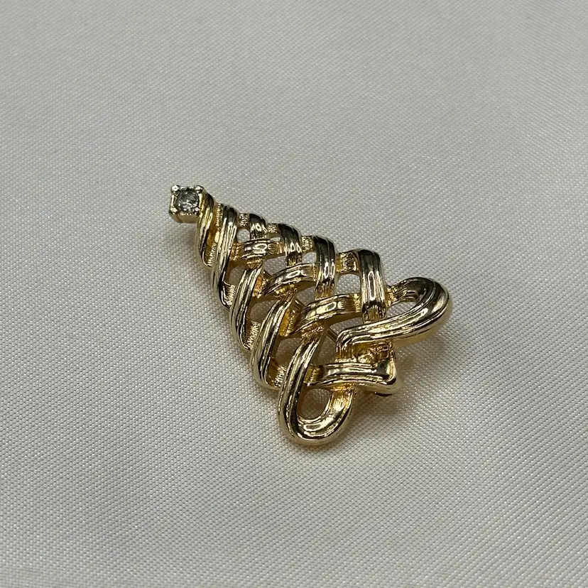 A076 - Avon Swirl Christmas Tree Rhinestone Star Brooch