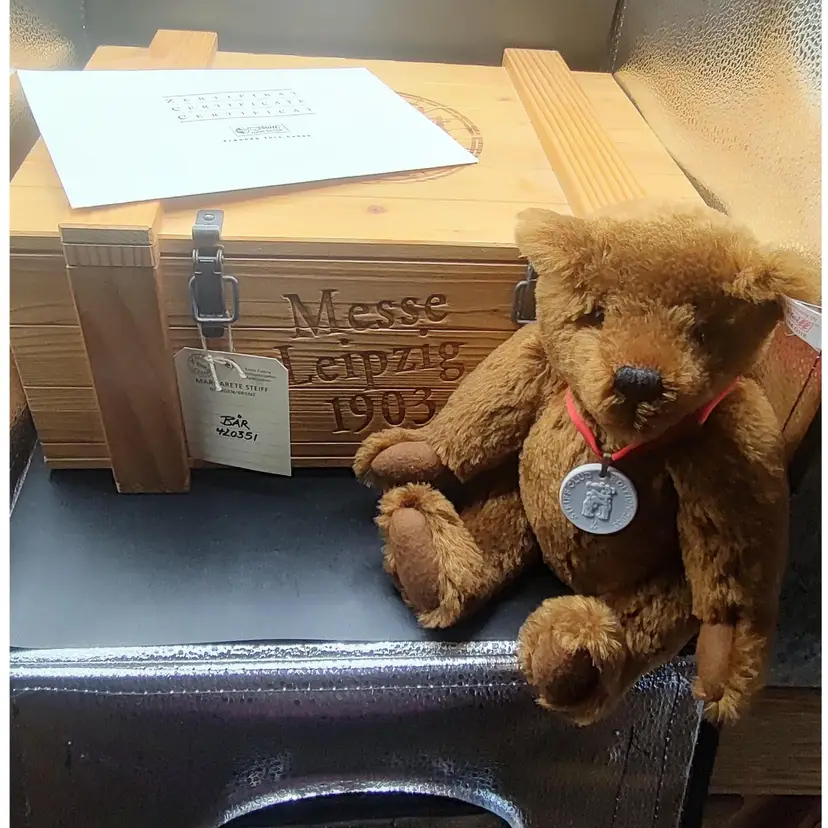 2003 Steiff Club Messe Leipzig Brown Plush Bear With Shipping Crate