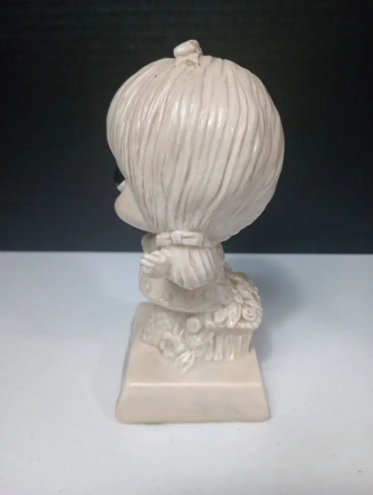 1970 Made in the USA R&W Berries Co "I Love This Much" Big Eyed Girl Figurine