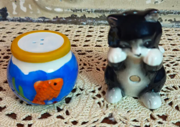 NIB Mwah Magnetic Ceramic Salt & Pepper Shakers Cat w/ Fishbowl