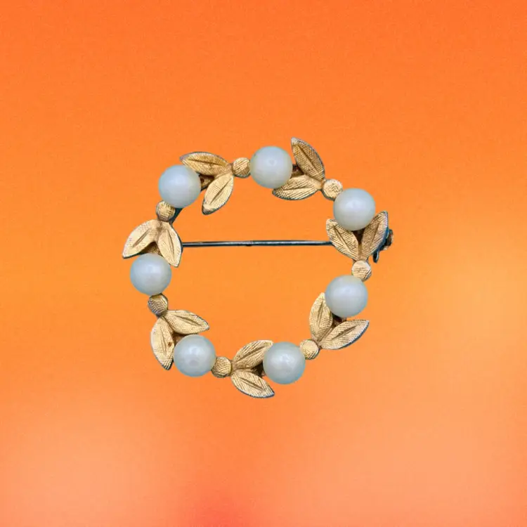 Vintage Wreath Brooch with Faux Pearls & Gold-Tone Leaves – Classic Circle Pin