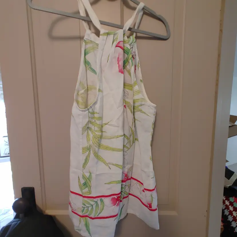 Top- Brand: Tommy Bahamas. Size Petite Small. Tropical top. Material- 100% linen. No callouts.