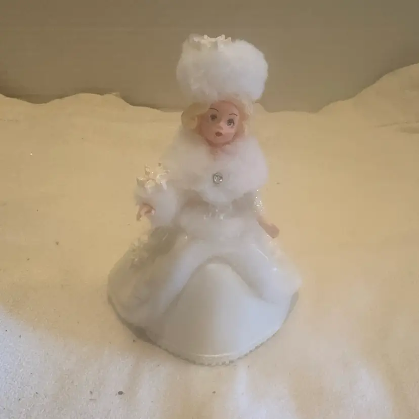 2002 Alexander Doll Company Winter Wonderland Ornament.