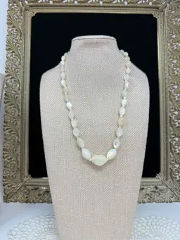 Vintage Mother Of Pearl Graduated Necklace