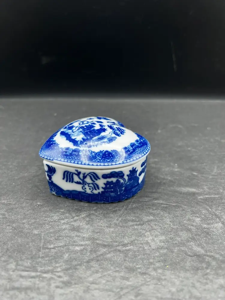 #550B Vintage Porcelain Heart Shape Trinket Box. Blue & White The Tale of the Heike Love Story Scene Made In Japan