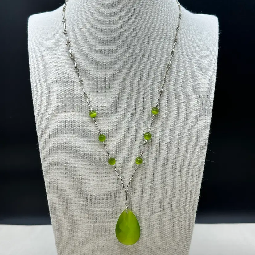 A106 - Avon Green Bead Y Necklace