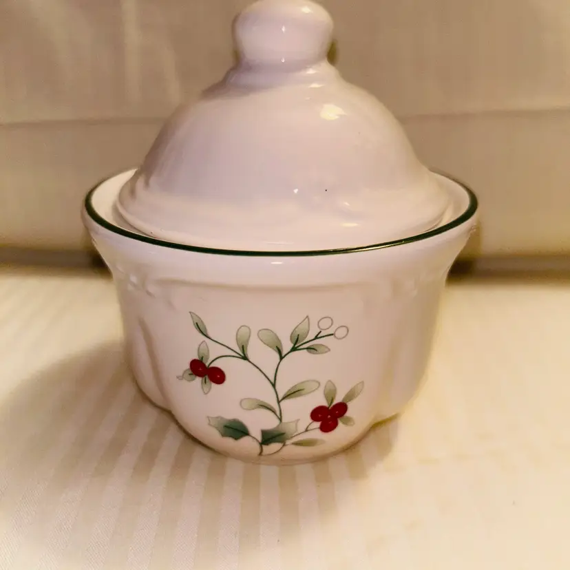 Pfaltzgraff Winterberry Stoneware Sugar Bowl with Lid