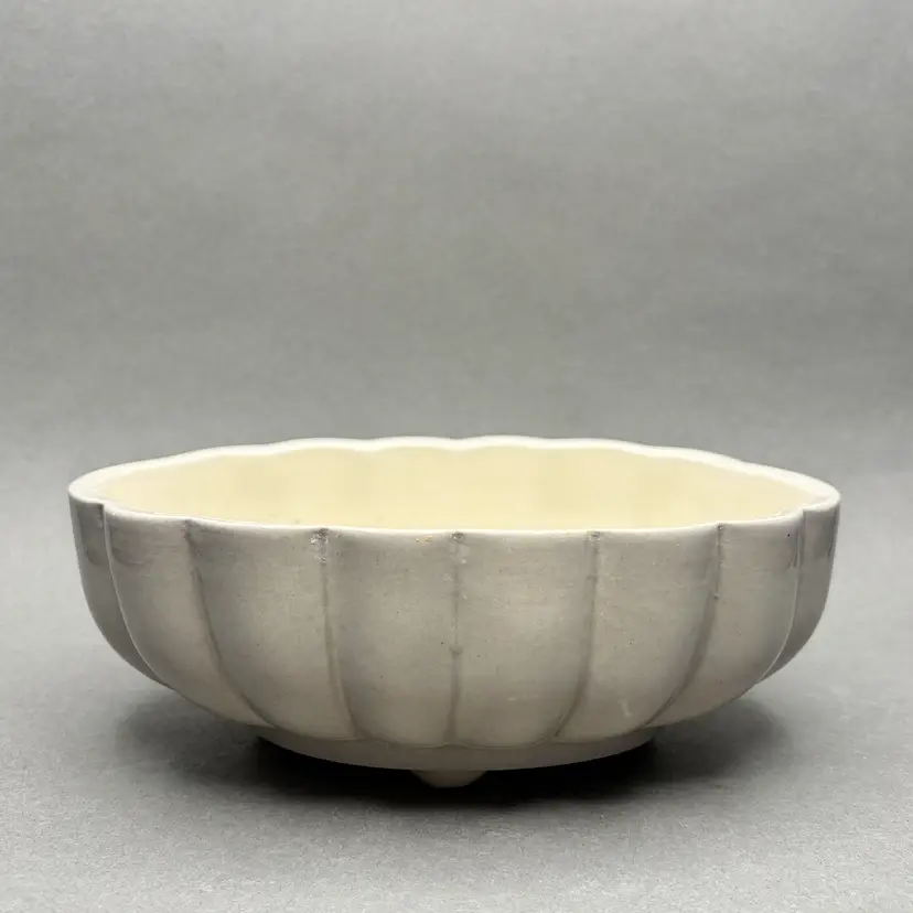 Vintage Mid Century Modern Gray Scalloped Ceramic Footed Planter Mold 907 USA