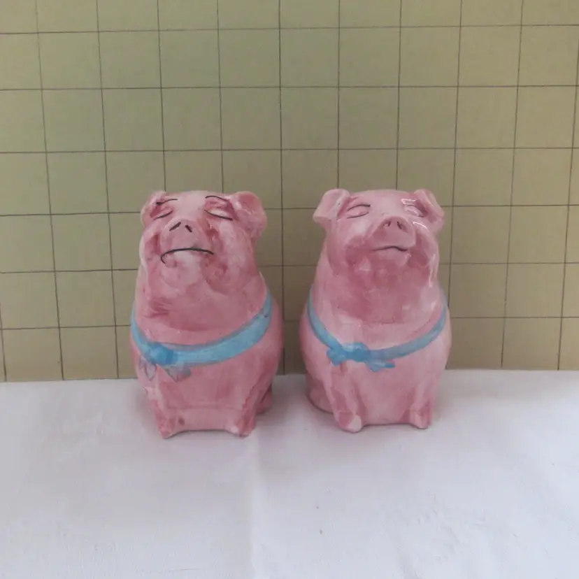 Sitting Pink Pig Salt & Pepper Shaker Set