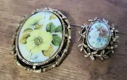 Lot of 2 - Flower brooches