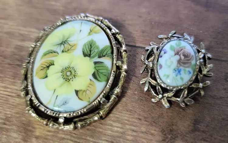 Lot of 2 - Flower brooches