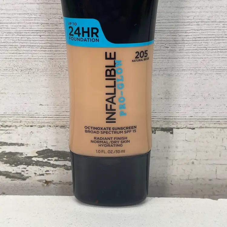 Loreal Infallible Pro-Glow Liquid Foundation #205 Natural Beige