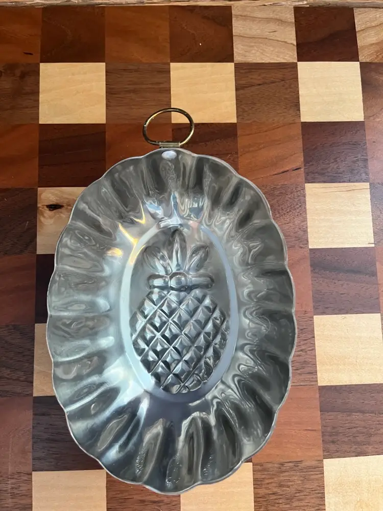 Vintage copper pineapple-shaped baking and jello mold. 7” x 4.5”