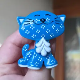Vintage Avon 1973 Blue and White Kitty Cat Solid Perfume Brooch