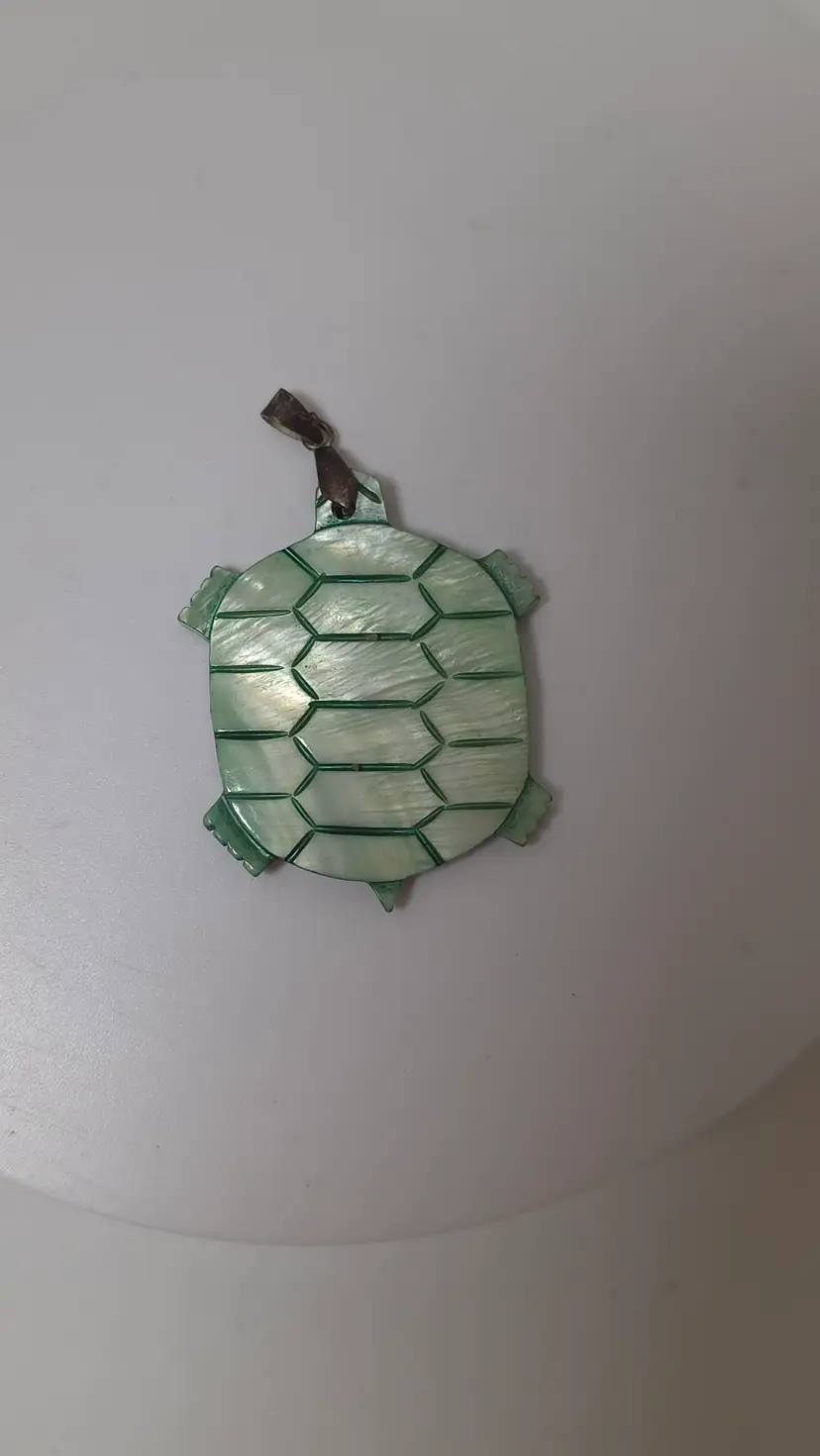 Vintage Carved Mother Of Pearl Sea Turtle Pendant Green Lustre Tortoise
