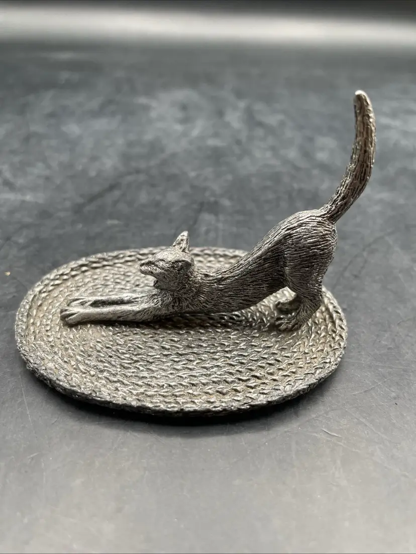 1990 Metzke Pewter Stretching Cat On Rug Ring Holder