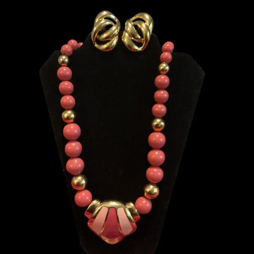 Vintage 1980s Napier  Statement Pendant Necklace / Choker. Goldtone Pendant With  Enamel Peach & Salmon Colors. Salmon Lucite  Round Beads &  Goldtone Round Beads. With Matching Goldtone Interlocking Circular Circles Clip On Earrings.  Signed Napier.
