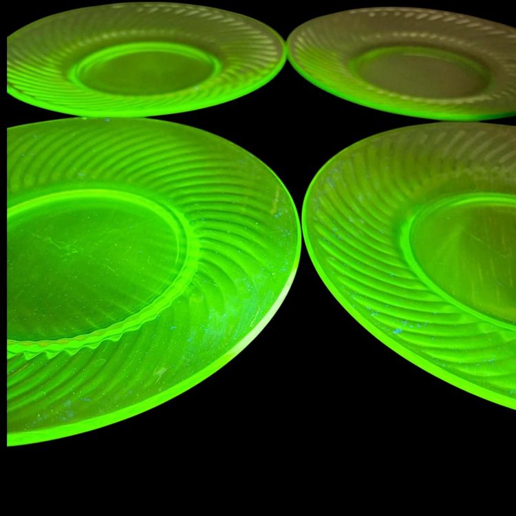 GLOWS! Vintage 1920’s-30’s Uranium Spiral Glass Plates Anchor Hocking Set(4) 
8”diameter