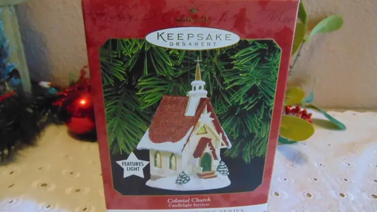 Beautiful Vintage Pre Owned 1999 Hallmark Keepsake Ornament Colonial Church Candlelight Services