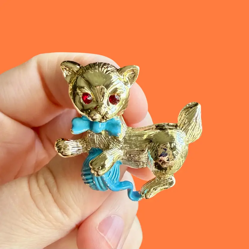 Vintage Gerry's Signed Kitty Cat, Enamel Yarn/Bow Brooch Red Rhinestones