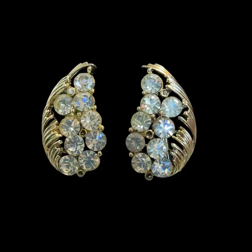 Vintage Goldtone Lisner Leafwing Design. With Glass Clear Rhinestones.
