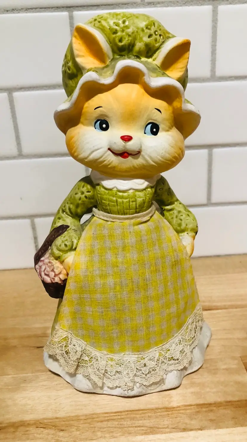 Adorable Vintage Momma Cat Bank