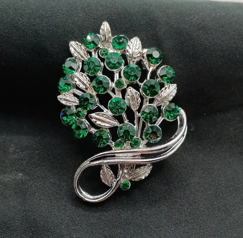 Lovely Vintage Leaf Brooch Silvertone with Green Glass