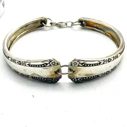 ONEIDA Signed Silver Tone Hinged Bangle Bracelet Floral Engraved Design Vintage 11937