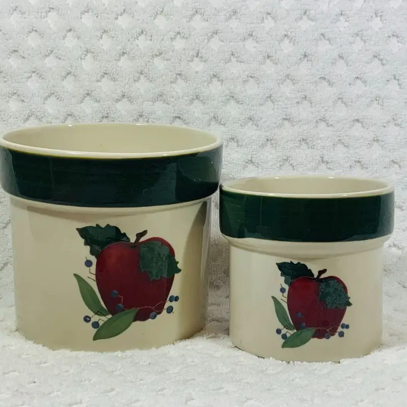 Vintage Ceramic Nesting Canister Jars Set Of 2 Apple Pattern Tender Heart
treasures™
MADE IN CHINA © 2000
DISHWASHER: FREEZER
MICROWAVE • OVEN SAFE