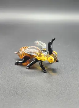 Glass Bee 1 1/2" T x 3" W