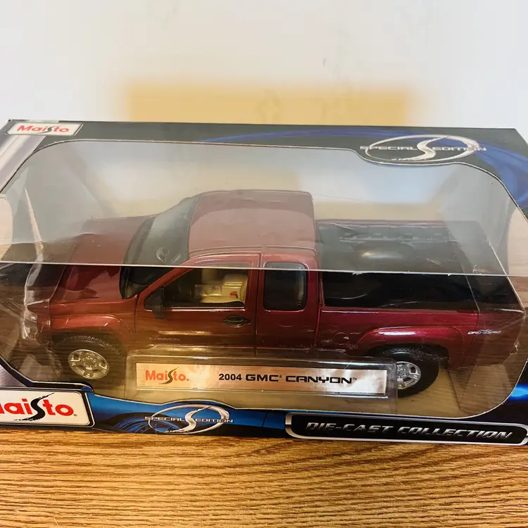 Maisto 2004 GMC Canyon Dark Red Die-cast Truck Open Doors and Hood