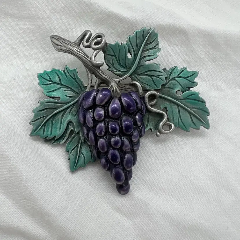 Vintage JJ Purple Bunch Of Grapes On Vine Brooch Pin Matte Silver Tone/Pewter