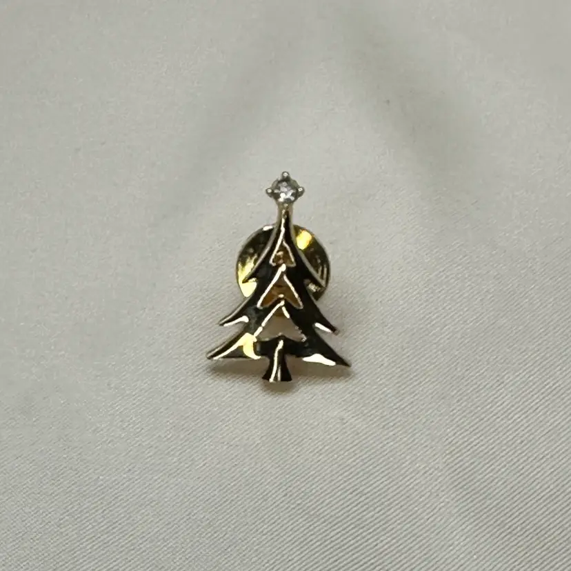 A071 - Avon Christmas Tree With Rhinestone Star Pin