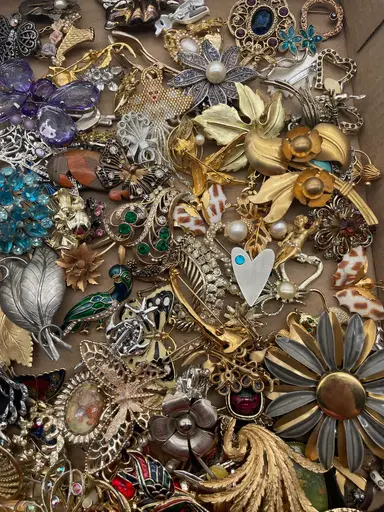 Three Flats Of Vintage & Contemporary Brooches!!